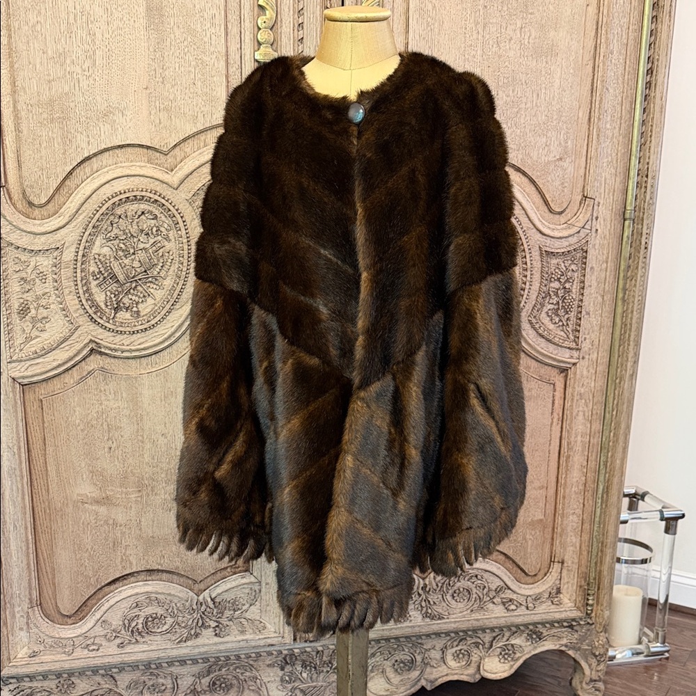Stunning Dennis Basso Luxurious Dark Brown Mink Faux Fur Cape